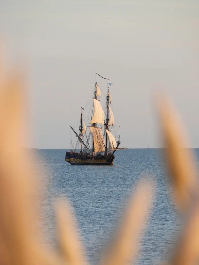 Vieux galion naviguant toutes voiles dehors, illustrant l’esprit d’aventure et de navigation au Brésil
