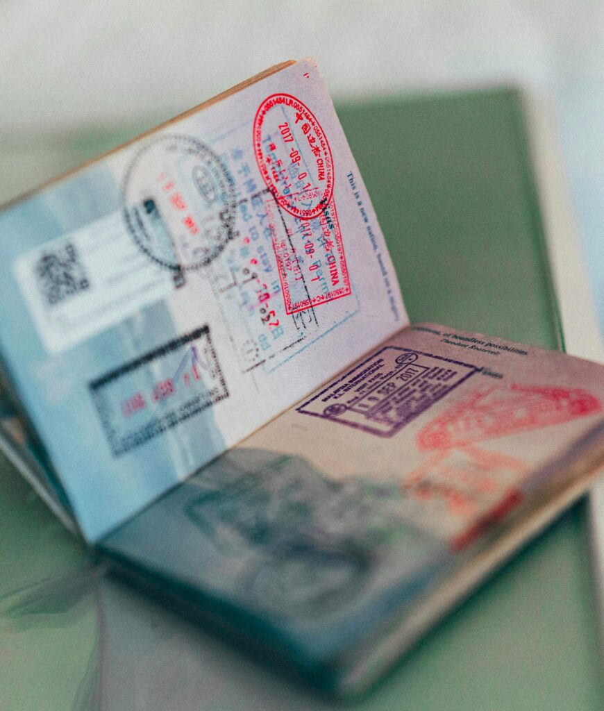 Passeport ouvert posé sur une table, illustrant les démarches pour obtenir un visa longue durée au Brésil