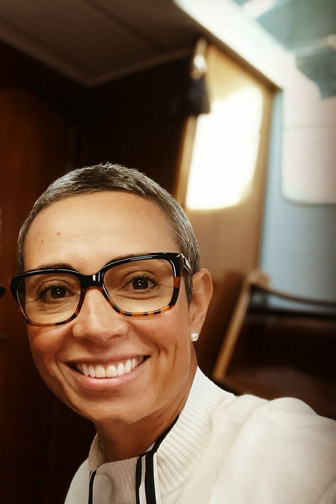 Portrait de Maria, navigatrice et fondatrice de Voiles & Visas, experte en démarches de visas longue durée au Brésil